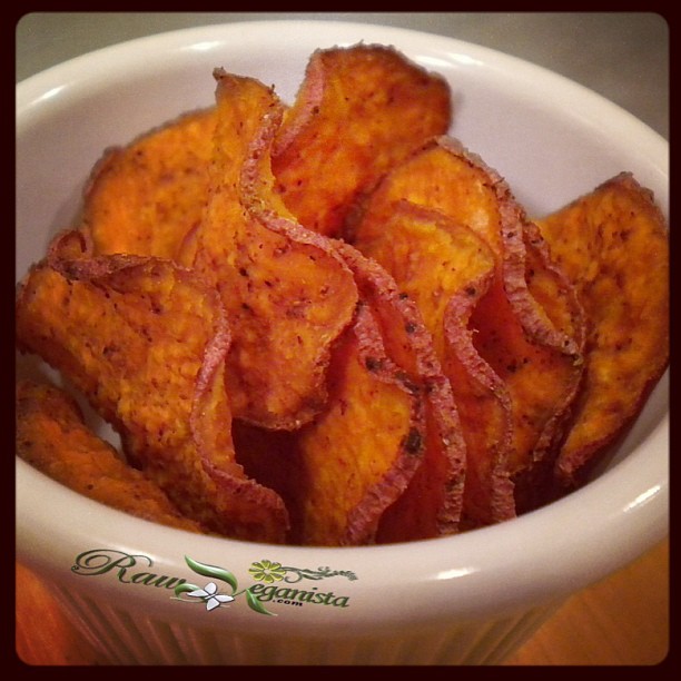 Spicy sweet potato crisps with living sunflower ranch dip & raw veggies