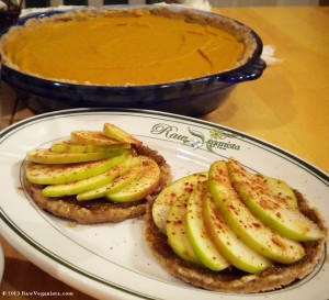 Raw & vegan Thanksgiving pie & apple tarts